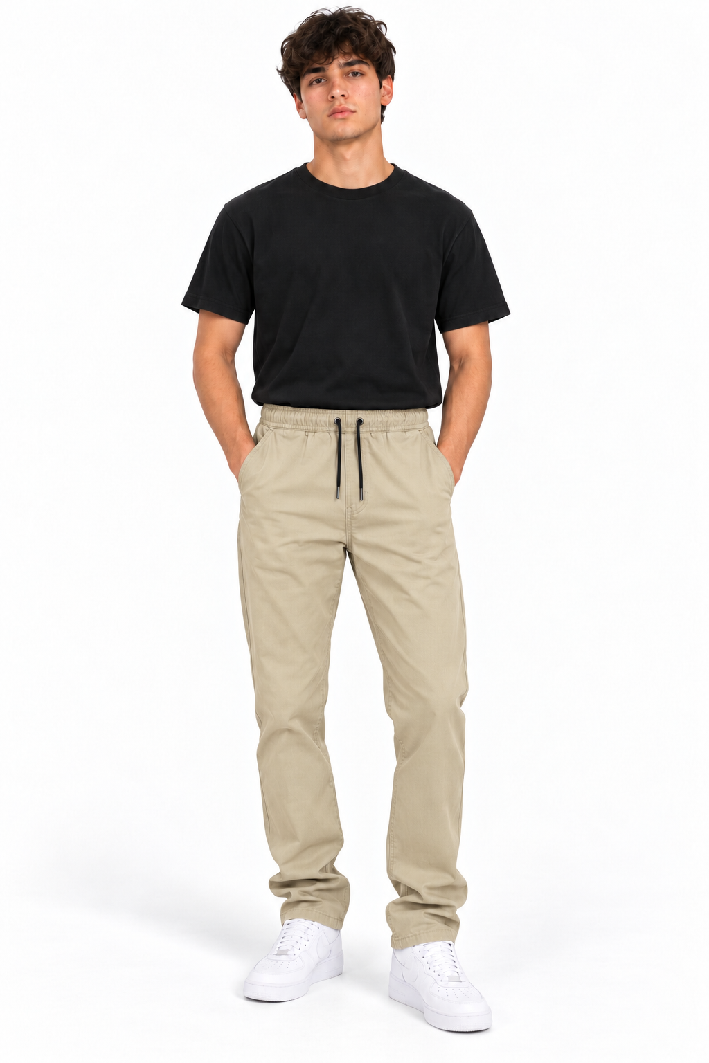 Pantaloni ALTD beige indossati sul modello
