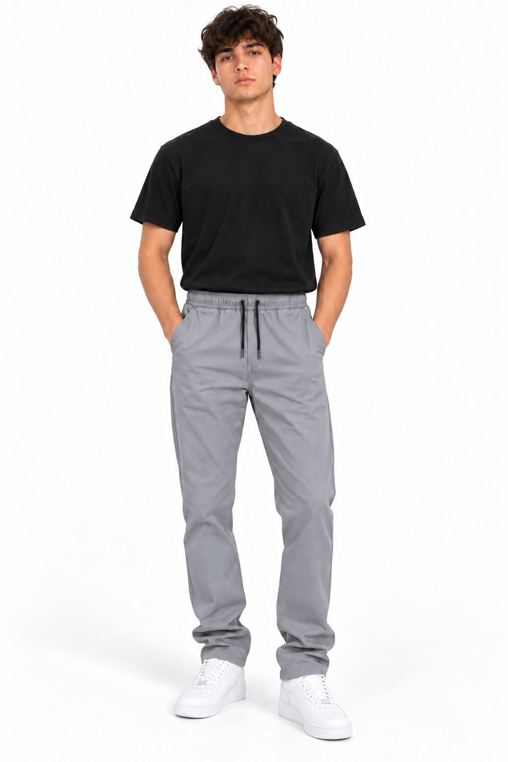 Pantaloni ALTD grigio indossati sul modello