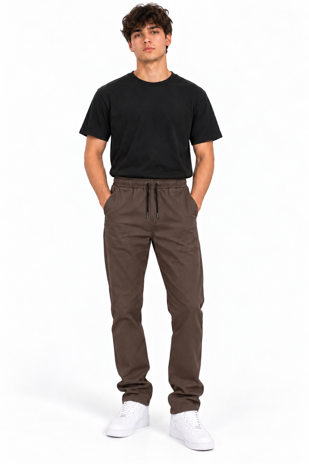 Pantaloni ALTD marrone indossati sul modello