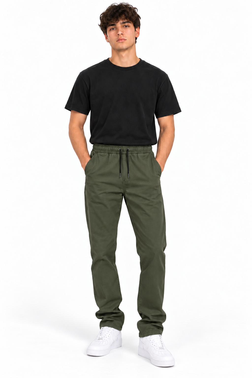 Pantaloni ALTD verde oliva indossati sul modello