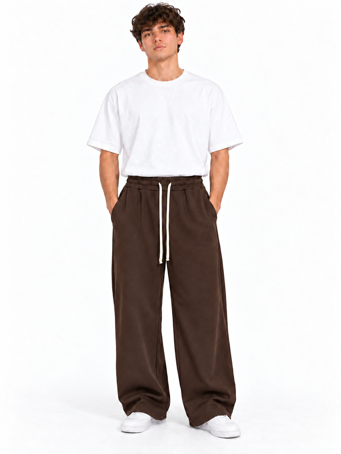 Pantalone Archivio marrone oversize indossato sul modello