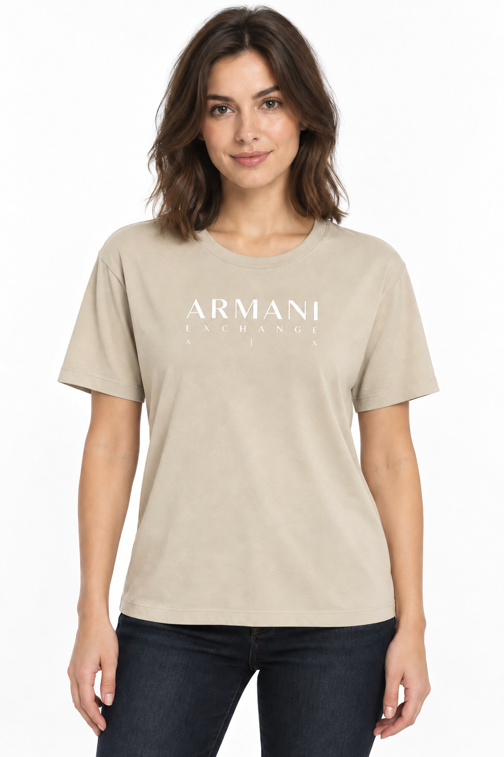 T-shirt Armani Exchange beige con logo bianco indossata dalla modella