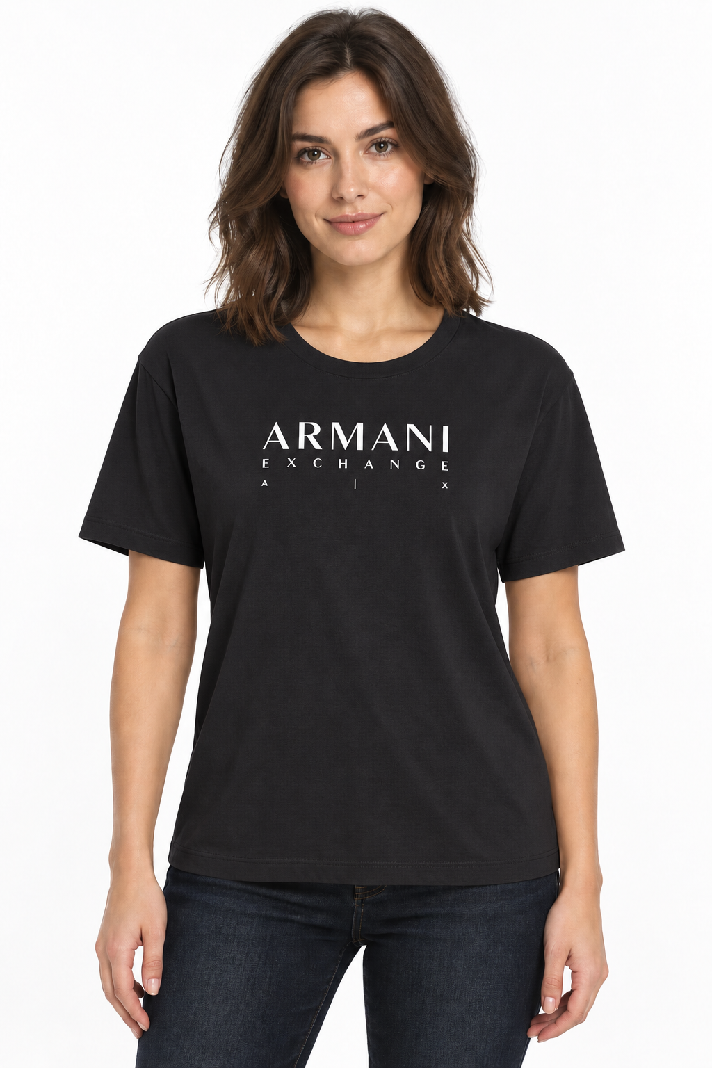 T-shirt Armani Exchange nera con logo bianco indossata dalla modella