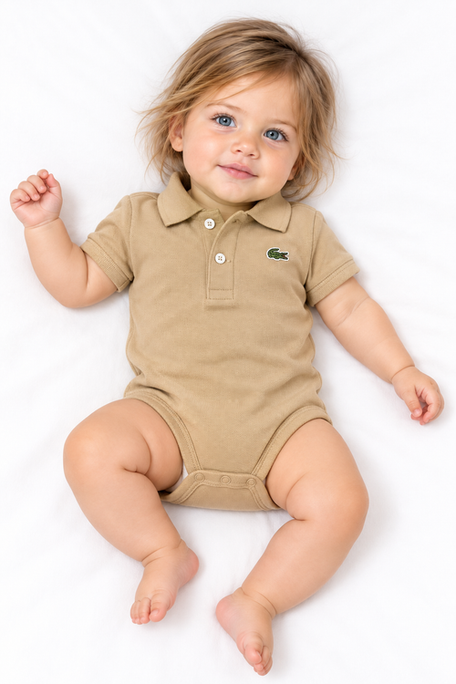Body polo Lacoste beige indossato dalla modella neonata