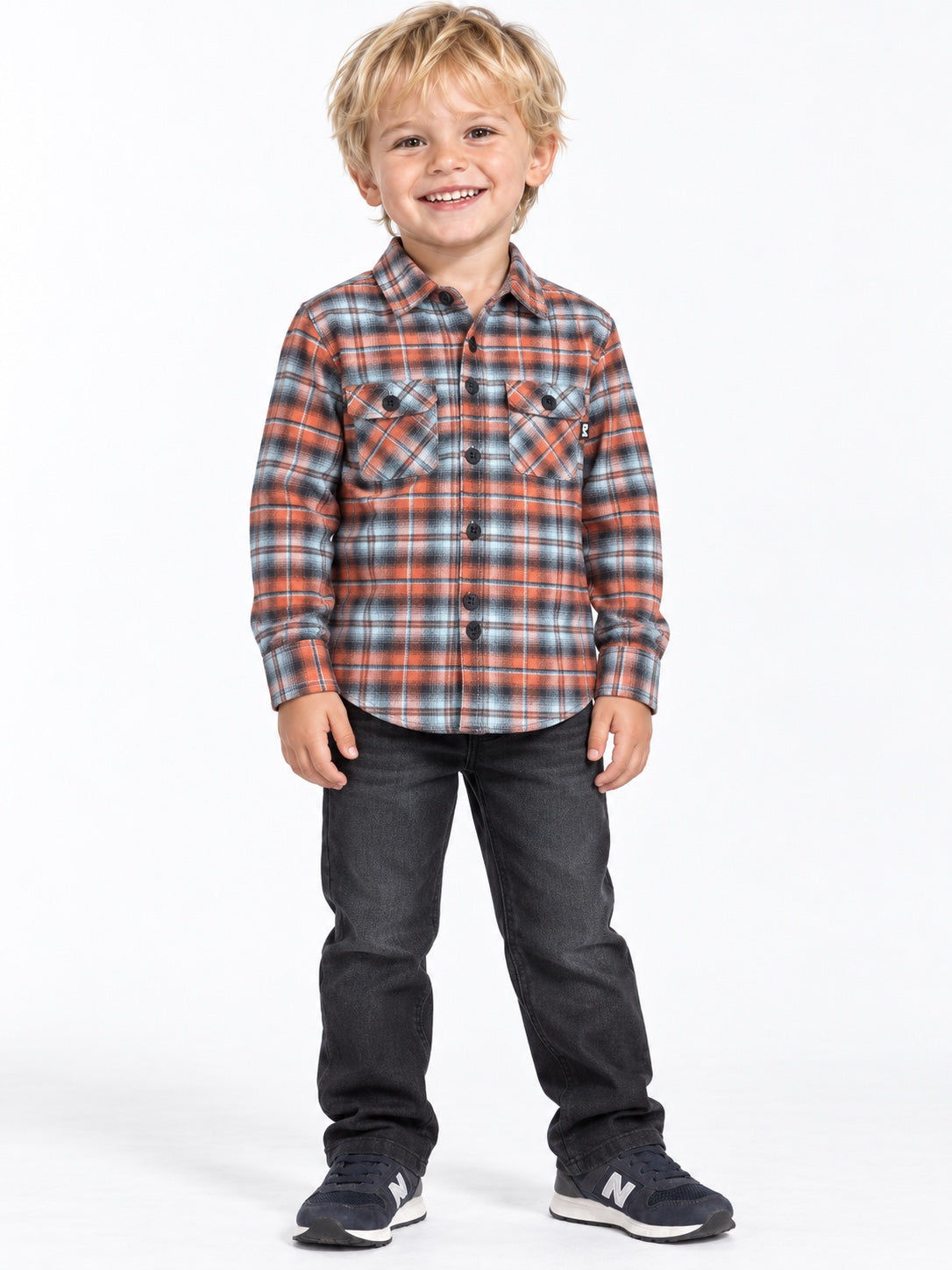 Camicia bambino D. Alessandrini a quadri arancio e azzurro indossata