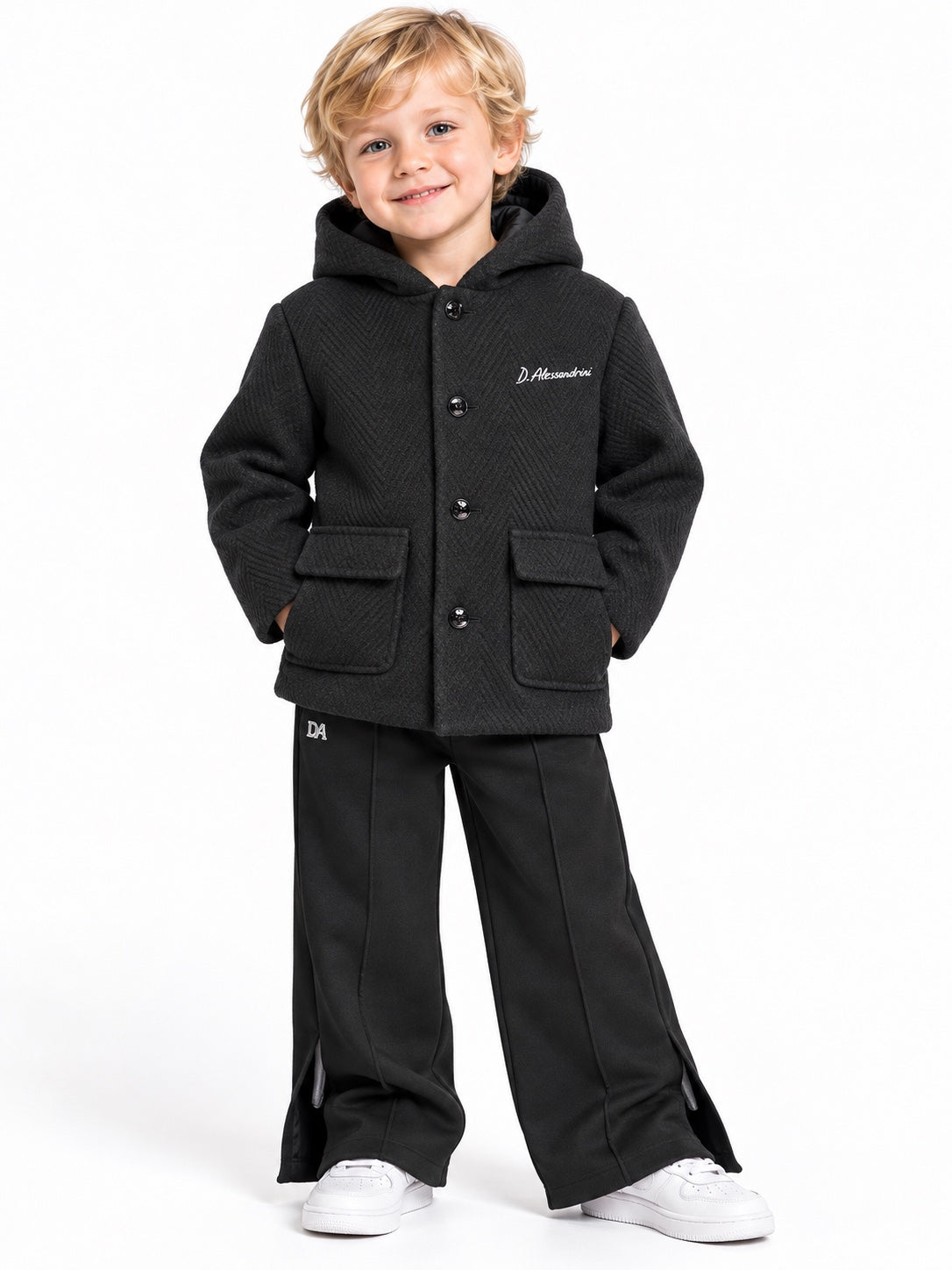 Cappotto bambino D. Alessandrini antracite con cappuccio e bottoni indossato