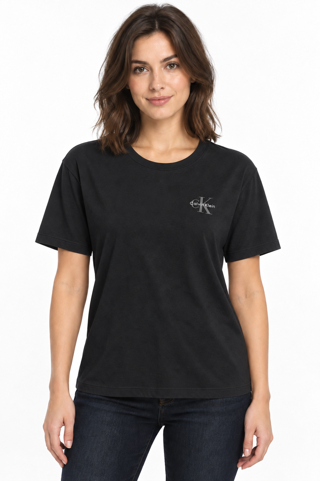 T-shirt Calvin Klein Jeans nera con logo CK indossata dalla modella