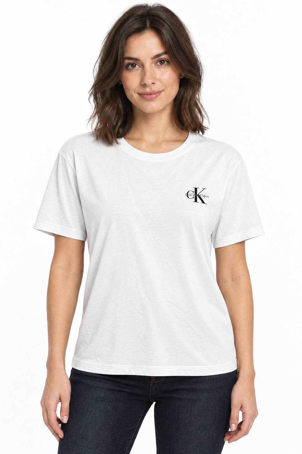T-shirt Calvin Klein Jeans bianca con logo CK indossata dalla modella