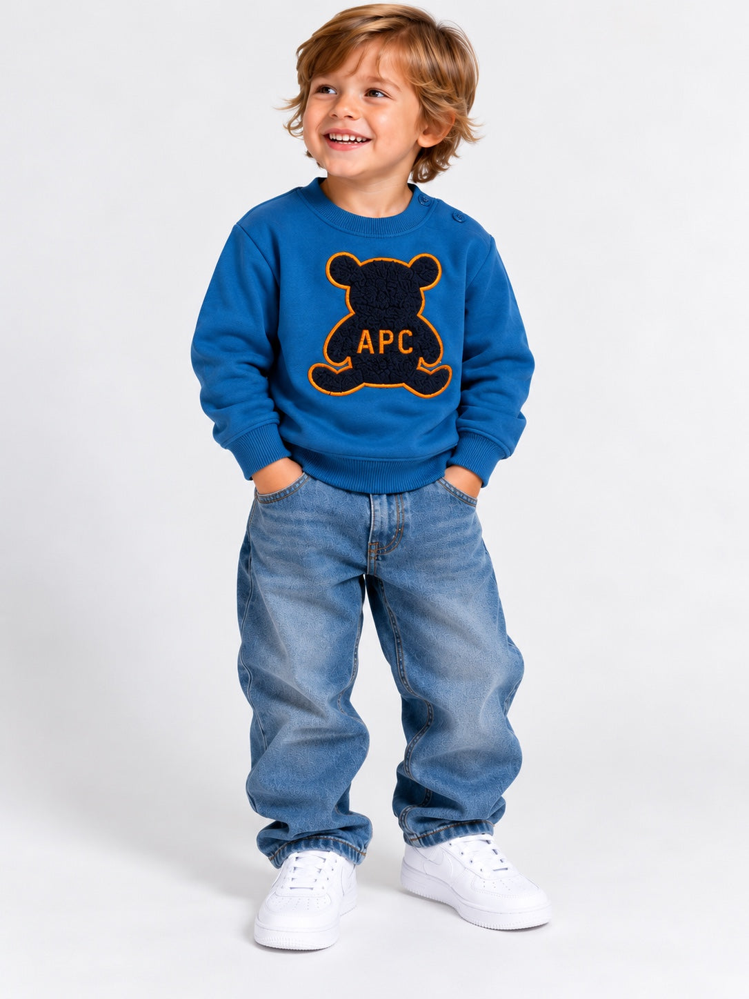 Felpa bambino Aspen Polo Club blu con orsetto APC arancione indossata