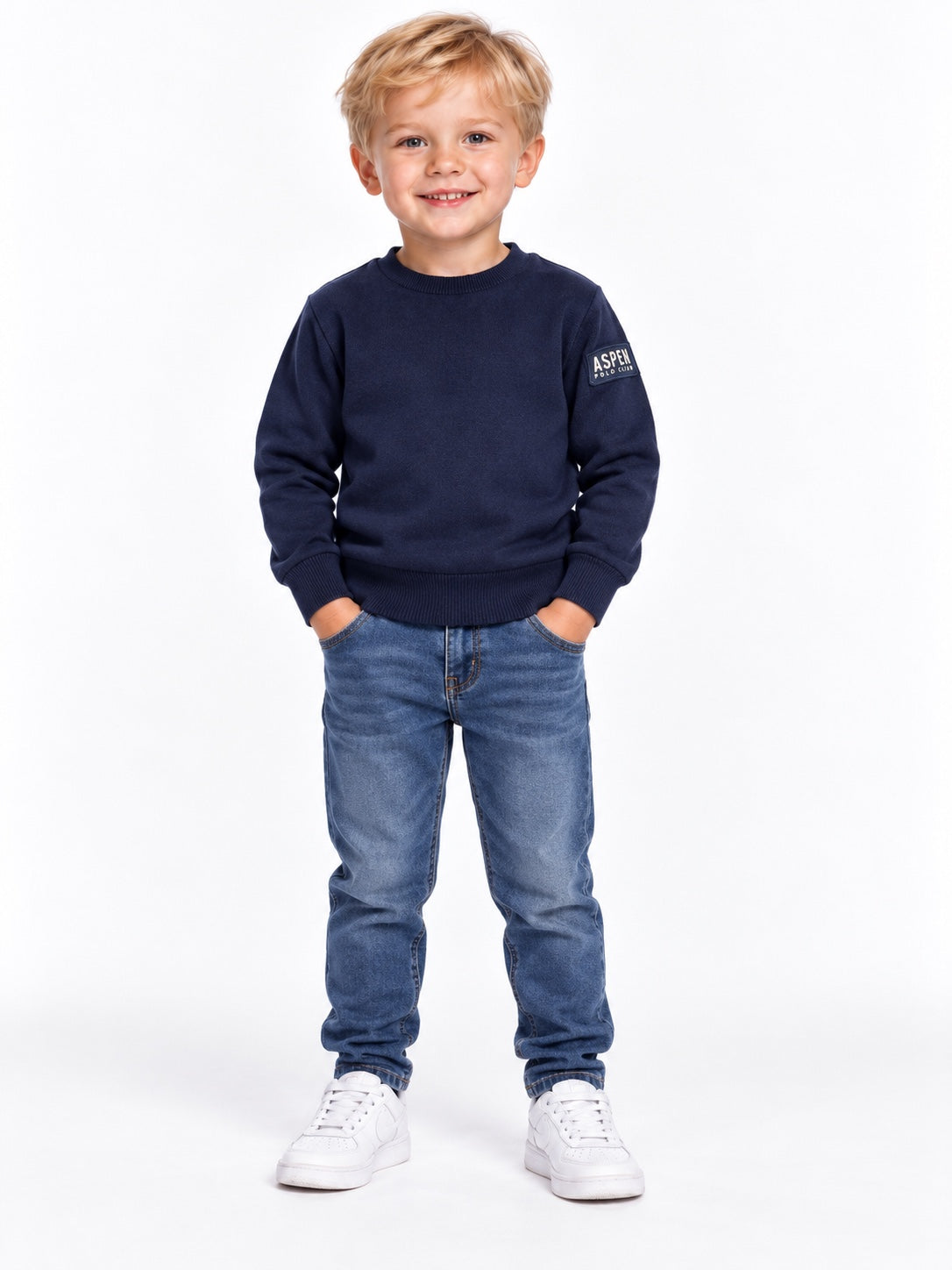 Felpa bambino Aspen Polo Club blu con patch sulla manica indossata
