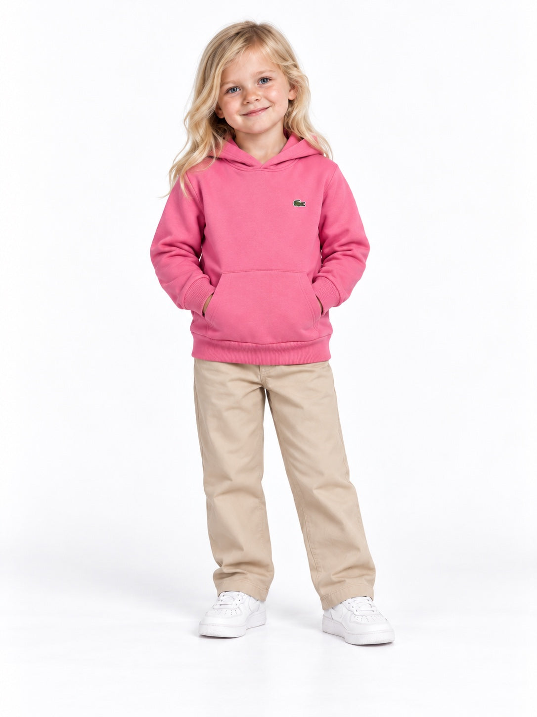 Felpa bambina Lacoste rosa con cappuccio e tasca a marsupio indossata