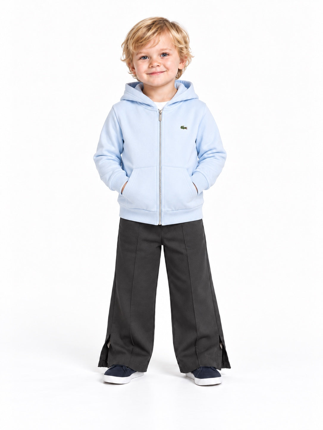 Felpa bambino Lacoste azzurra con zip e cappuccio indossata