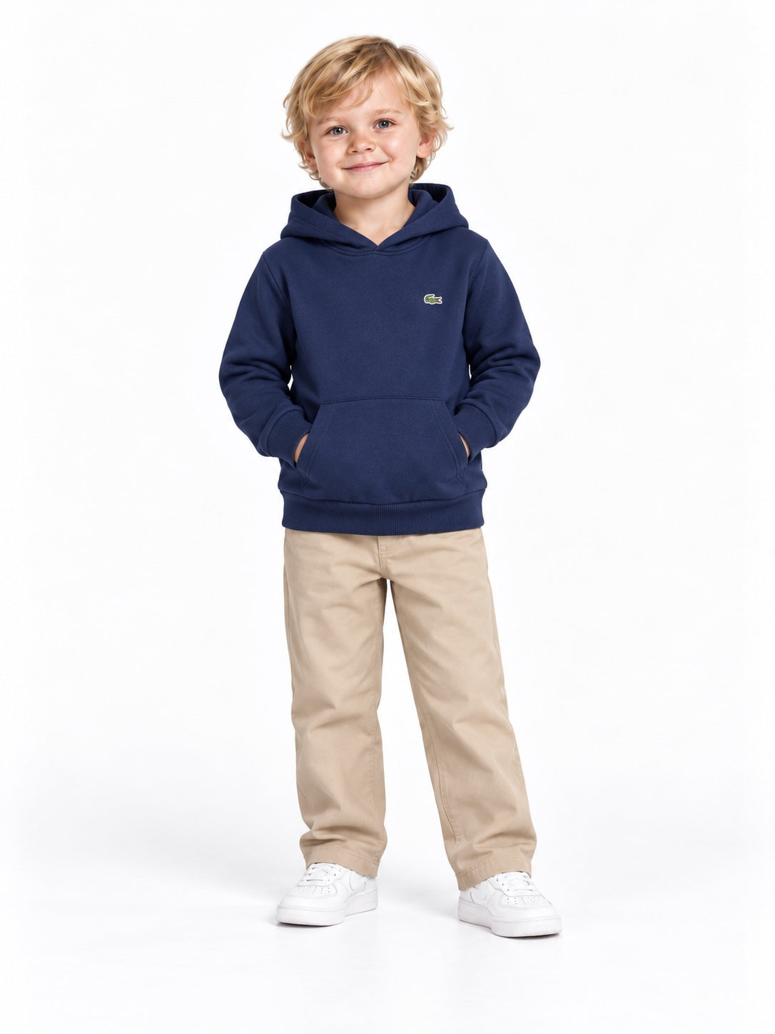 Felpa bambino Lacoste blu navy con cappuccio e tasca a marsupio indossata