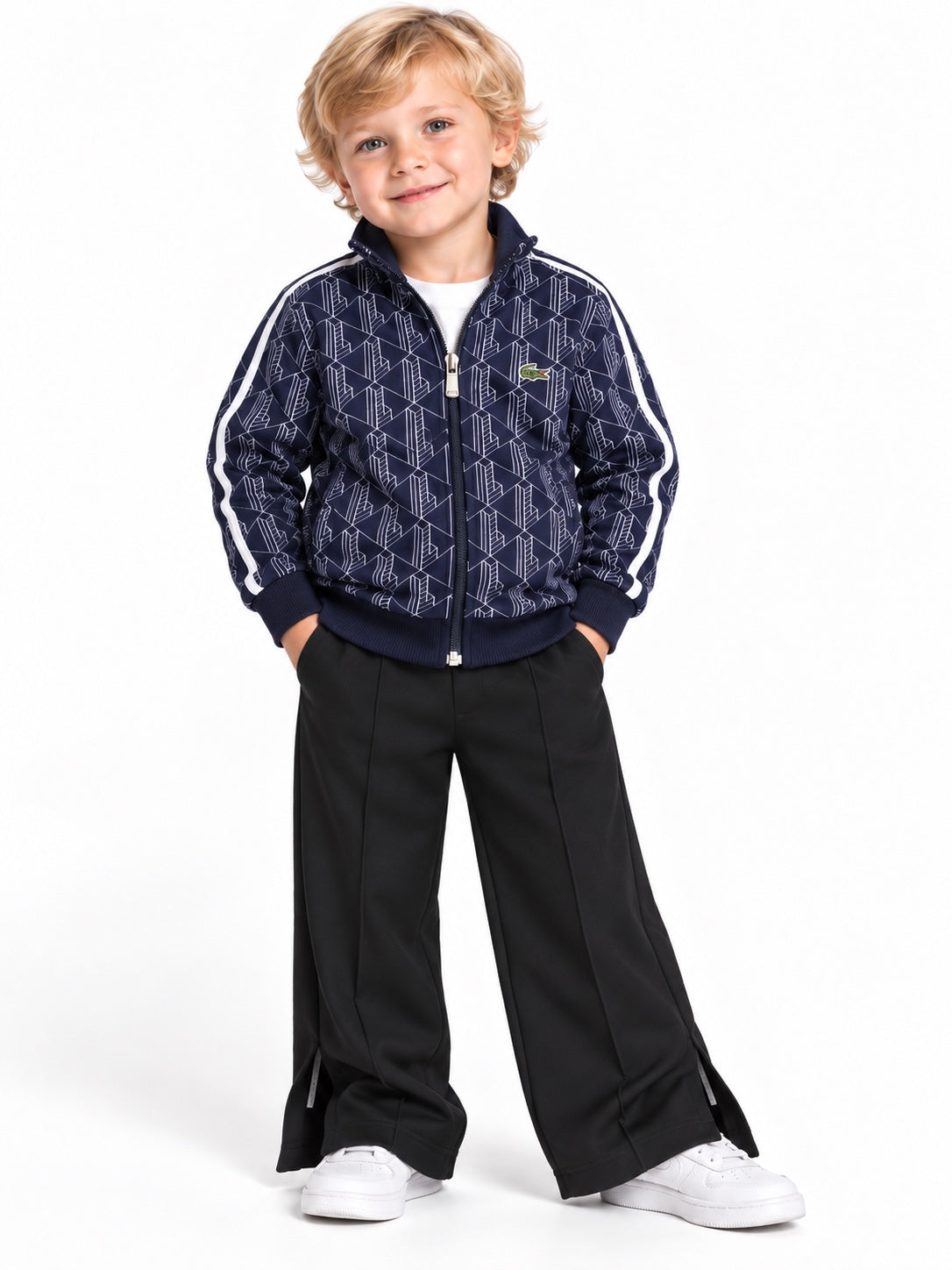 Felpa bambino Lacoste blu con zip, monogramma e bande bianche sulle maniche indossata