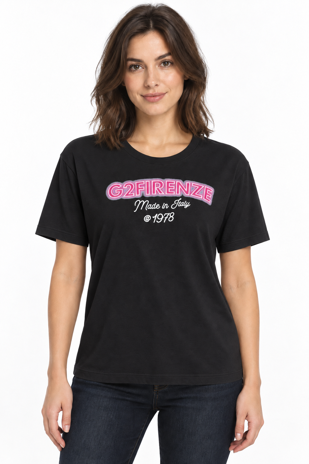T-shirt G2 Firenze nera con stampa rosa indossata dalla modella