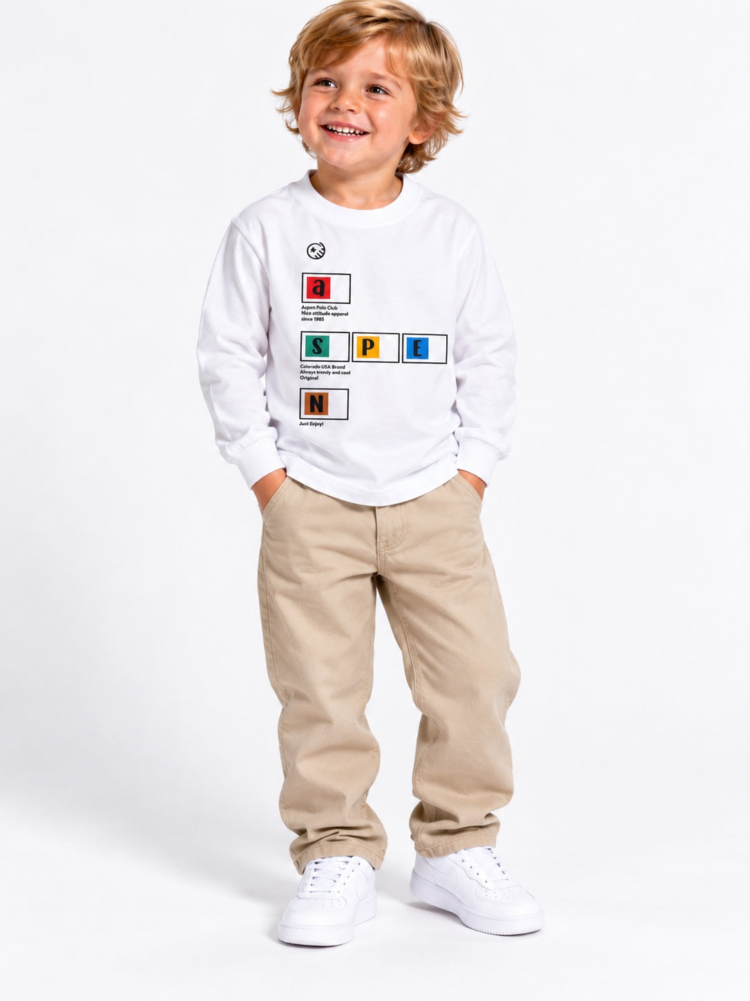 Maglia bambino Aspen Polo Club bianca con lettere colorate indossata