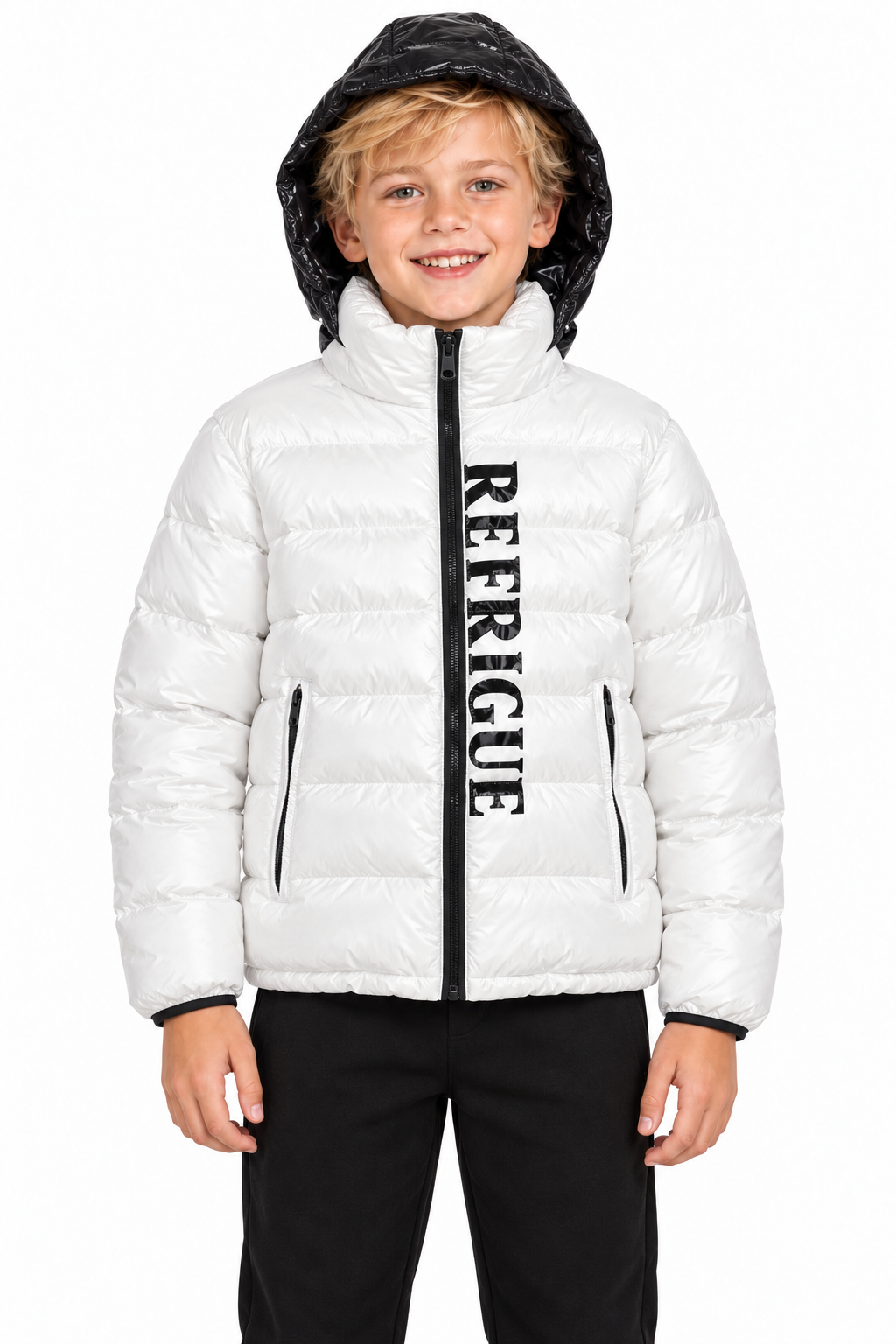 Giubbino Refrigue bambino bianco con cappuccio nero indossato