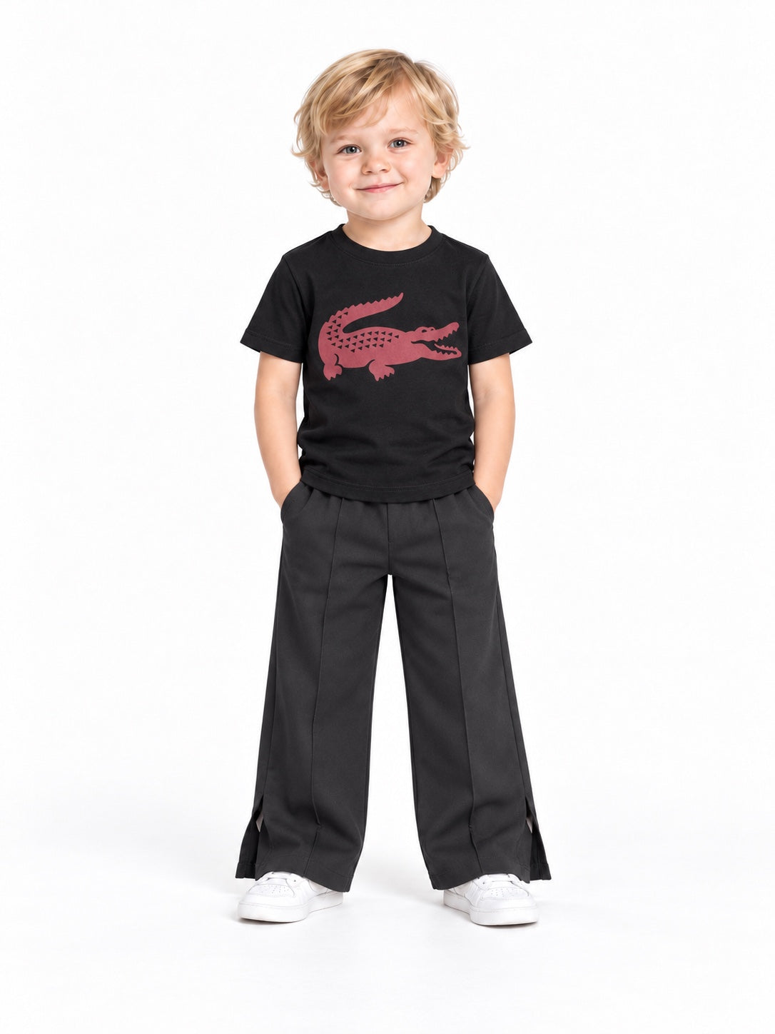 T-shirt bambino Lacoste nera con grande coccodrillo bordeaux indossata