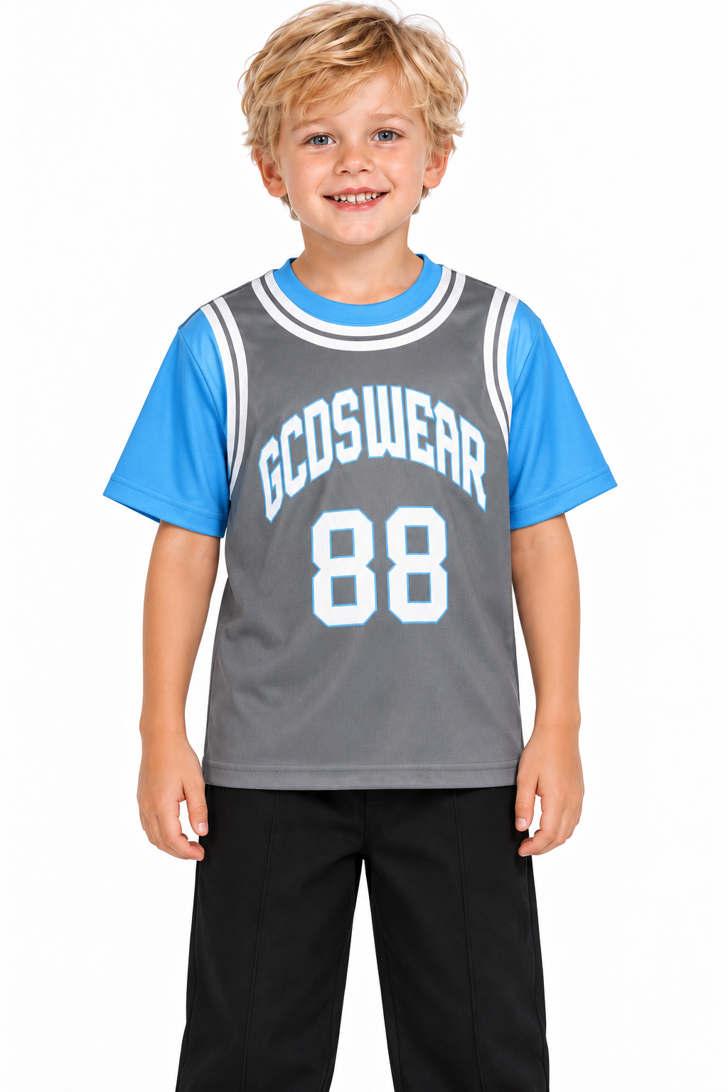 T-shirt GCDS Young 88 grigia e azzurra sul modello bambino