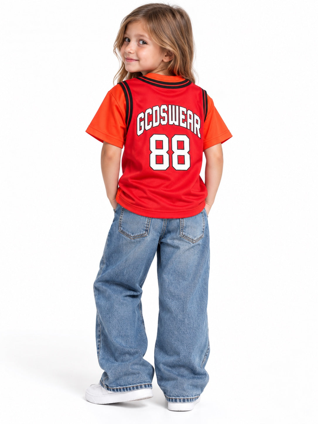 T-shirt GCDS Kids rossa e arancione GCDSWEAR 88 indossata, dietro