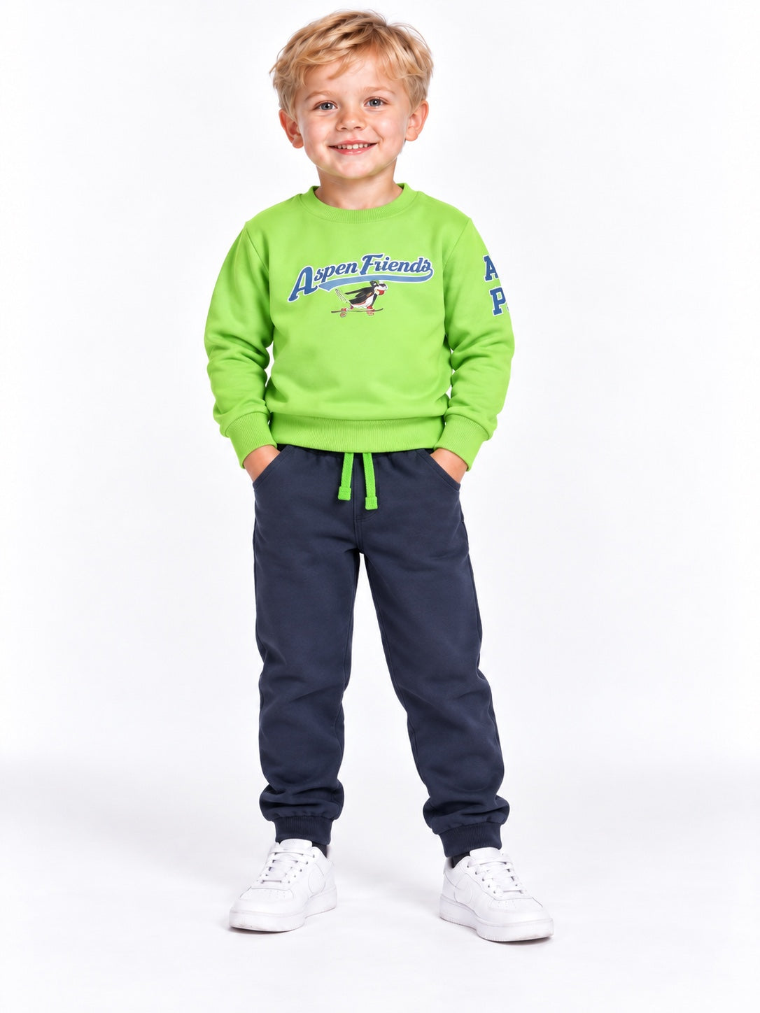 Tuta completa bambino Aspen Friends verde e blu indossata