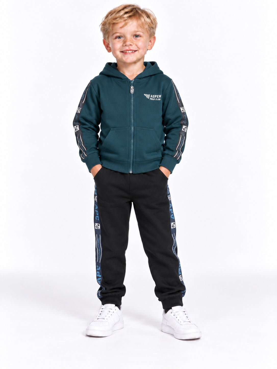 Tuta completa bambino Aspen Polo Club verde e nera indossata