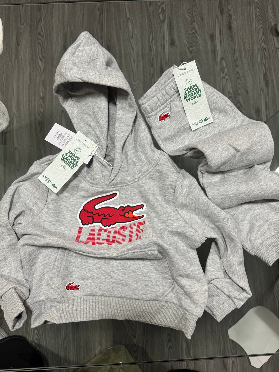 Tuta Lacoste Kids grigia con logo rosso