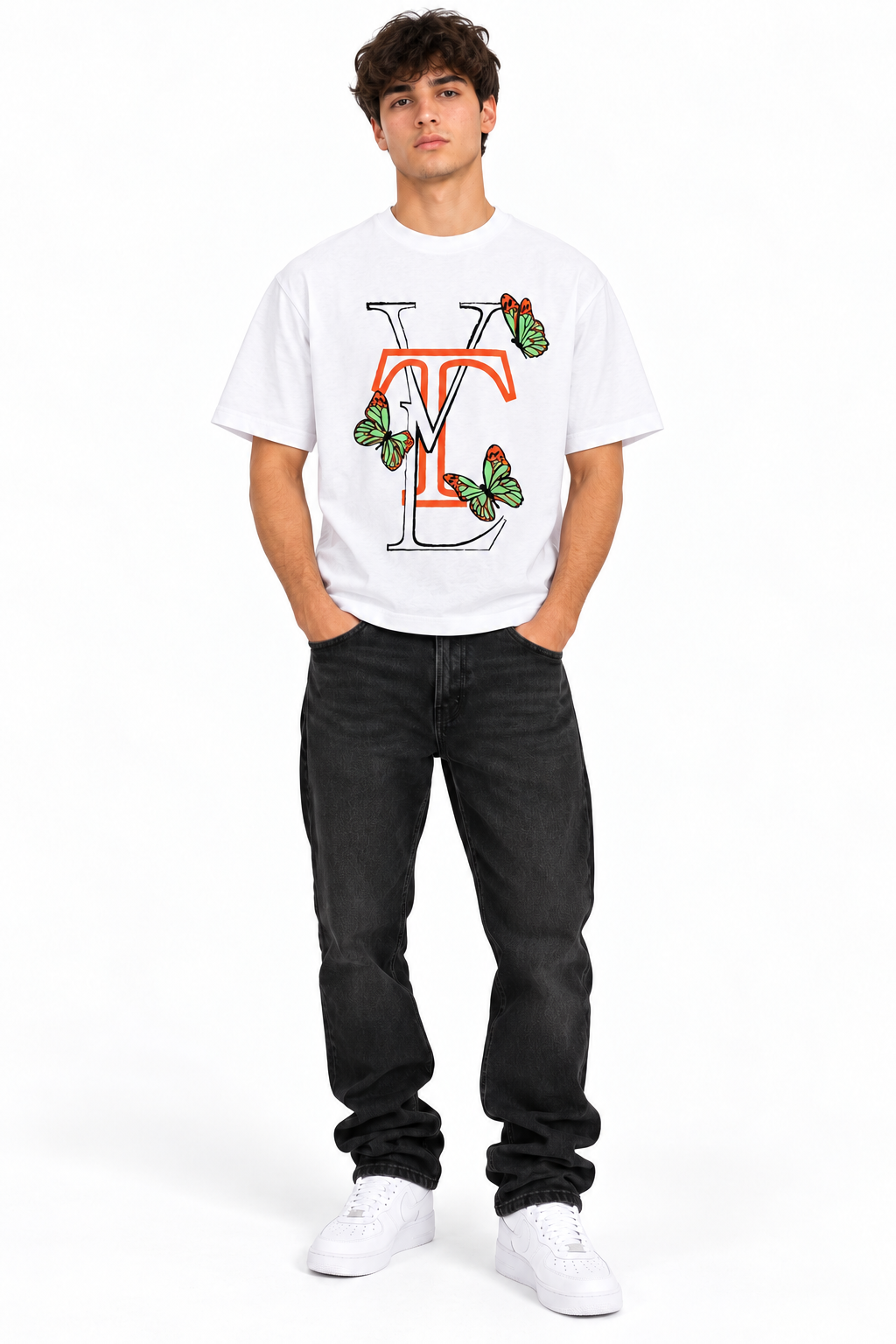T-shirt VTL bianca con farfalle indossata sul modello