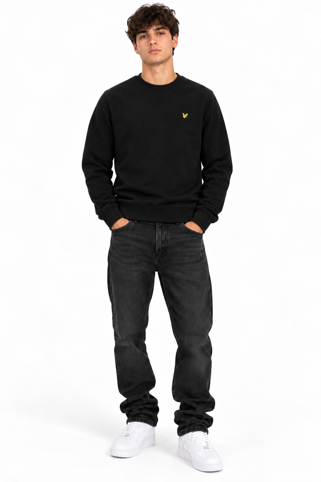 Lyle & Scott – Felpa uomo nera girocollo indossata sul modello